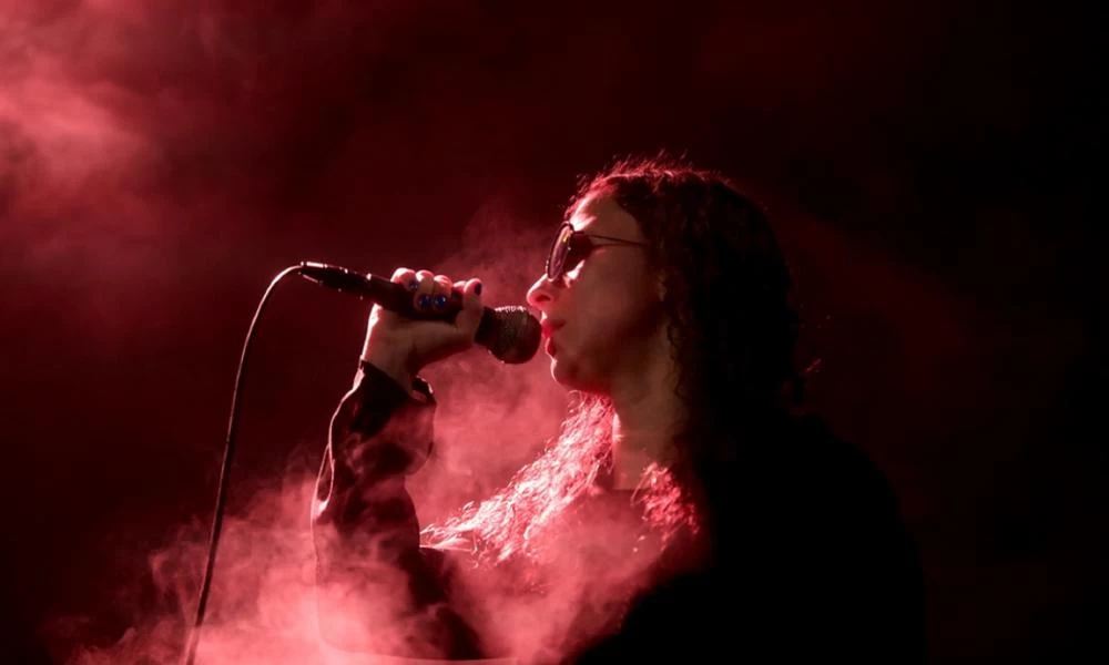 Ρωσία: Χειροπέδες σε ακόμη ένα μέλος των Pussy Riot στη μέση του δρόμου